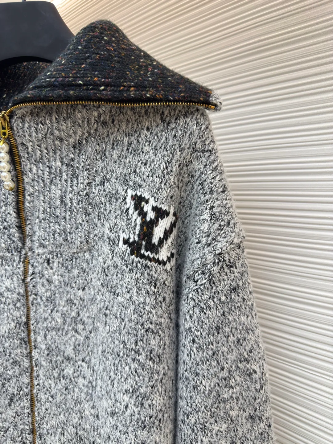 LOUIS VUITTON Nigo Series Zippered Knitted Tunic Jacket ●Authentic product: 229999 purchase and development ●Item number: 1680071-C10 ●Fabric: wool fabric ●Technology: Jacquard production ●Version: fitted version ●Weight: about 1430 grams ●Size: S-M-L-XL ●Description: This tunic jacket focuses on Pharrell Williams and Nigo in 2025 A creative picture drawn together in autumn and winter. A koi carp wearing the LV logo swims on the front, and behind the cherry blossoms and Japanese text marks, Nigo’s cultural origins are revealed. Sophisticated patterns are intarsia and embroidered on a cotton-wool-blend knit that's textured as finely as if it were handmade. Beaded zip pulls add an elegant touch to the comfortable silhouette. The overall wiring is straight and delicate, the fabric is comfortable and soft, and the color is consistent without color difference. It can be matched with the same style to create a fashionable look and control various occasions. Customized accessories, complete with three standards, same style for men and women!